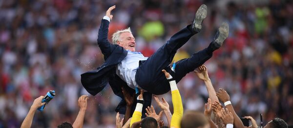 La selección francesa celebra su victoria en el Mundial de Rusia con su técnico Didier Deschamps - Sputnik Mundo