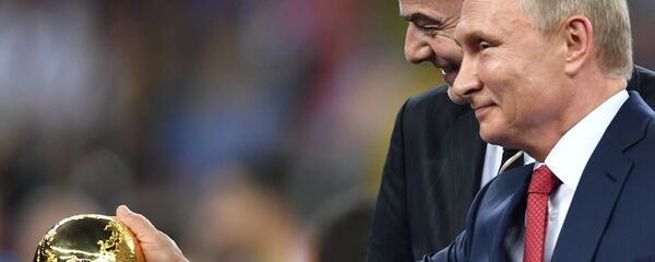El presidente de la FIFA, Gianni Infantino, y el presidente de Rusia, Vladímir Putin - Sputnik Mundo