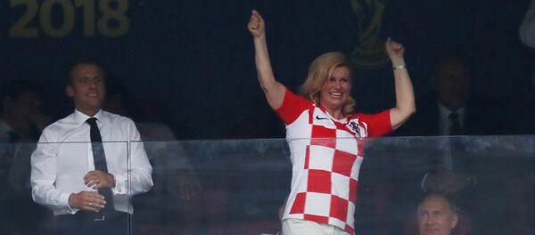 Kolinda Grabar-Kitarovic, presidenta de Croacia, celebra un gol de su selección en la final del Mundial de Rusia - Sputnik Mundo