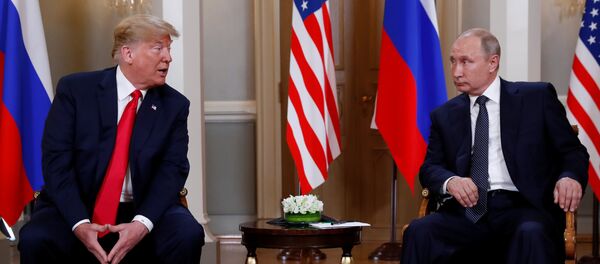 Trump y Putin se reunen en el palacio presidencial para su primera cumbre oficial - Sputnik Mundo