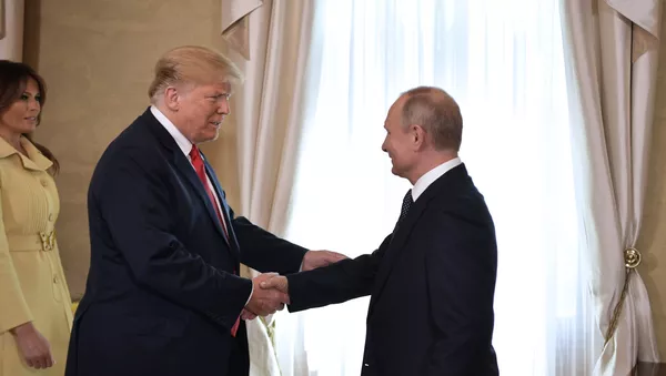 Trump y Putin se reunen en el palacio presidencial para su primera cumbre oficial - Sputnik Mundo