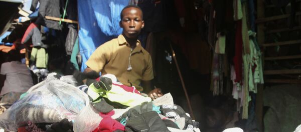 Mercado de ropa de segunda mano (imagen referencial) - Sputnik Mundo