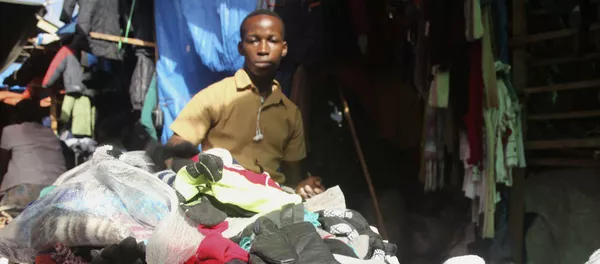Mercado de ropa de segunda mano (imagen referencial) Mercado de ropa de segunda mano (imagen referencial) - Sputnik Mundo