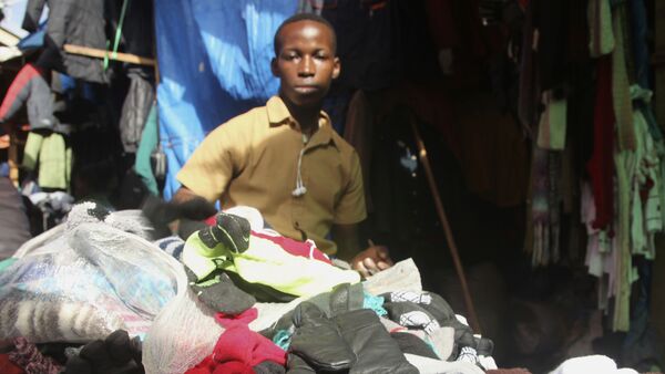 Mercado de ropa de segunda mano (imagen referencial) - Sputnik Mundo