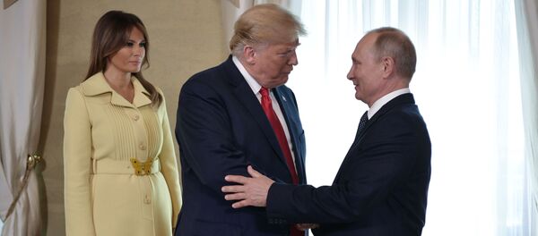 Vladimir Putin, Melania y Donald Trump - Sputnik Mundo