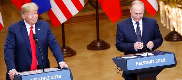 El presidente de Estados Unidos, Donald Trump, durante la reunión con su homólogo ruso, Vladímir Putin - Sputnik Mundo