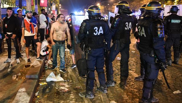 La Policía dispersa a la gente en París después de celebraciones agresivas tras el partido de fútbol final de la Copa Mundial Rusia 2018 entre Francia y Croacia La Policía dispersa a la gente en París después de celebraciones agresivas tras el partido de fútbol final de la Copa Mundial Rusia 2018 entre Francia y Croacia - Sputnik Mundo