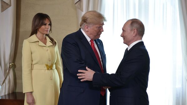 La reunión entre el presidente de Estados Unidos, Donald Trump, y el líder ruso, Vladímir Putin - Sputnik Mundo