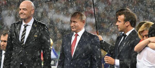 El presidente de la FIFA, Gianni Infantino, el mandatario ruso, Vladímir Putin, y su homólogo francés, Emmanuel Macron, durante la final del Mundial - Sputnik Mundo