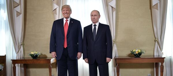 La reunión entre el presidente de Estados Unidos, Donald Trump, y el líder ruso, Vladímir Putin - Sputnik Mundo
