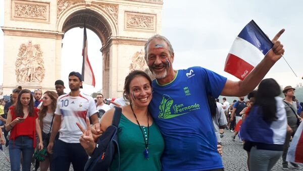 La uruguaya Noelia Guilmard junto a su padre en el arco del triunfo celebrando la victoria de Francia - Sputnik Mundo