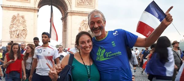 La uruguaya Noelia Guilmard junto a su padre en el arco del triunfo celebrando la victoria de Francia - Sputnik Mundo