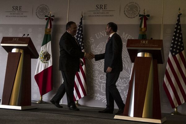 Michael Richard Pompeo, secretario de Estado de EEUU y Luis Videgaray secretario de Relaciones Exteriores mexicano, ofrecen conferencia de prensa tras la reunión con el Gobierno de Enrique Peña Nieto - Sputnik Mundo