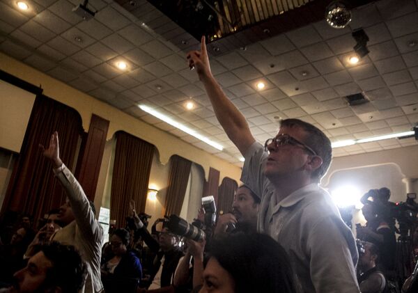 Periodista pide una de las preguntas que Marcelo Ebrad respondió en la conferencia de presa tras la reunión con la delegación del Gobierno estadounidense encabezada por Mike Pompeo, secretario de Estado - Sputnik Mundo