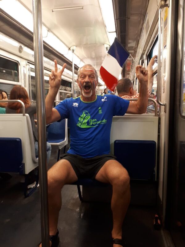 El padre de Noelia Guilmard festeja la victoria de su equipo en el metro camino a Champs-Elysees El padre de Noelia Guilmard festeja la victoria de su equipo en el metro camino a Champs-Elysees - Sputnik Mundo