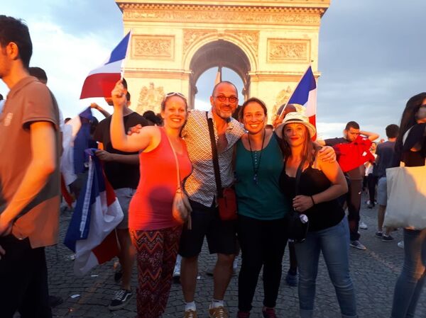 Celebraciones en el arco del triunfo tras la victoria de Francia como campeón del mundo en Rusia 2018 Celebraciones en el arco del triunfo tras la victoria de Francia como campeón del mundo en Rusia 2018 - Sputnik Mundo