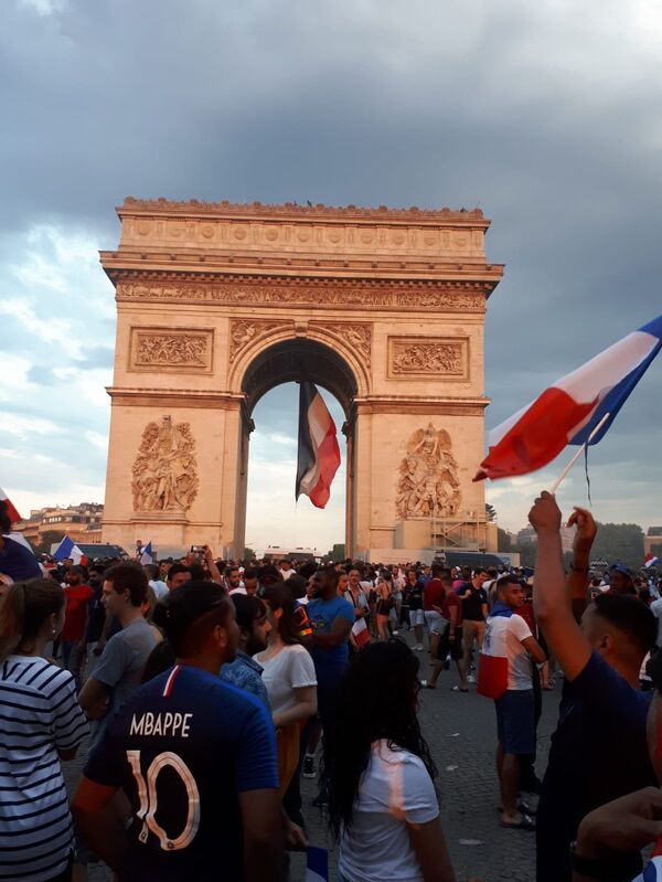 El arco del triunfo fue el centro de las celebraciones por la victoria de Francia como campeón del mundo El arco del triunfo fue el centro de las celebraciones por la victoria de Francia como campeón del mundo - Sputnik Mundo