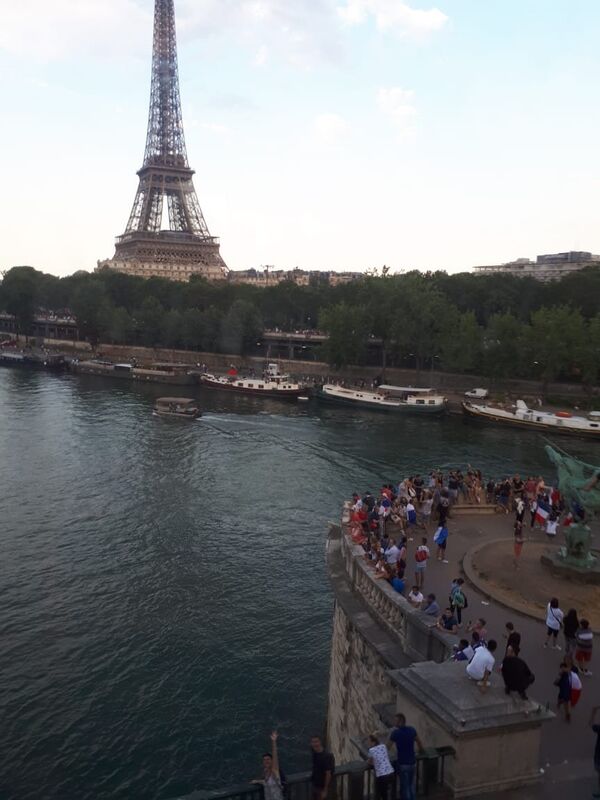 Los franceses salieron a celebrar la victoria de su selección en el Mundial de Rusia 2018 Los franceses salieron a celebrar la victoria de su selección en el Mundial de Rusia 2018 - Sputnik Mundo