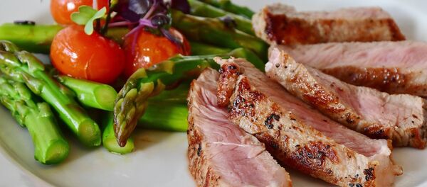 Un plato con carne y espárragos Un plato con carne y espárragos - Sputnik Mundo