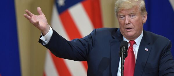 El presidente de Estados Unidos, Donald Trump, durante la reunión con su homólogo ruso, Vladímir Putin - Sputnik Mundo