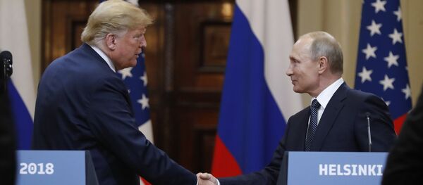La reunión entre el presidente de Estados Unidos, Donald Trump, y el presidente de la Federación de Rusia, Vladímir Putin - Sputnik Mundo