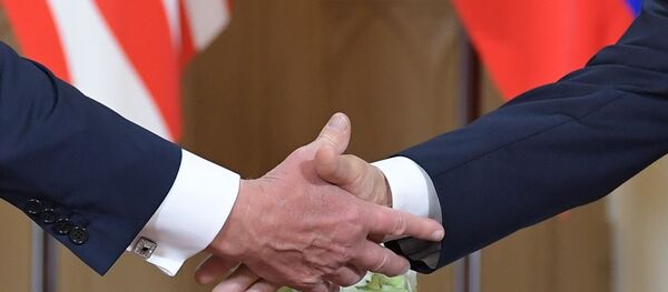 La reunión entre el presidente de Estados Unidos, Donald Trump, y el líder ruso, Vladímir Putin - Sputnik Mundo