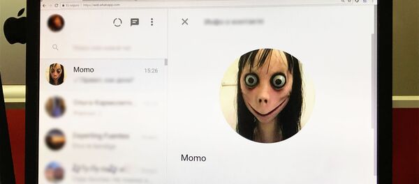 Cuenta de 'Momo' en la aplicación de mensajería instantánea WhatsApp - Sputnik Mundo