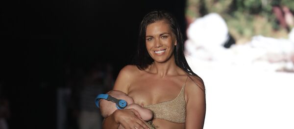 A model walks down the runway during the Sports Illustrated swimwear show at Miami Swim Week, Sunday, July 15, 2018, in Miami Beach, Fla - Sputnik Mundo