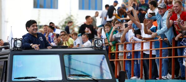 Diego Armando Maradona, exfutbolista argentino, entra en el estadio del Dinamo de Brest, Bielorrusia, 16 de julio de 2018 - Sputnik Mundo