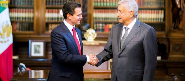 El presidente saliente de México, Enrique Peña Nieto y Andrés Manuel López Obrador - Sputnik Mundo