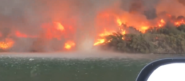 Un tornado de fuego se convierte en una tromba de agua - Sputnik Mundo