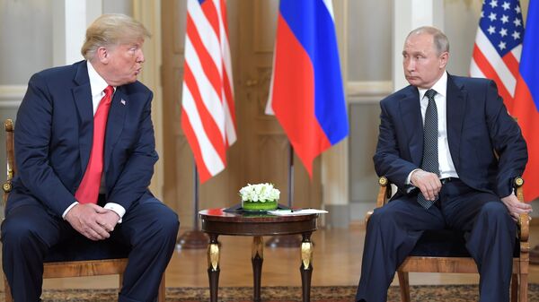 La reunión entre el presidente de Estados Unidos, Donald Trump, y el presidente de la Federación de Rusia, Vladímir Putin - Sputnik Mundo