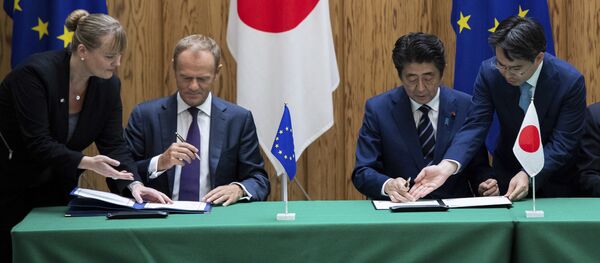 El presidente del Consejo Europeo Donald Tusk, el primer ministro de Japón Shinzo Abe y el presidente de la Comisión Europea Jean-Claude Junker firman un acuerdo en Tokio - Sputnik Mundo