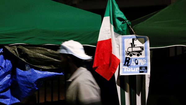 Un inmigrante africano en Italia Un inmigrante africano en Italia - Sputnik Mundo