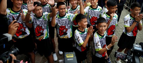 Los niños rescatados de una cueva en Tailandia - Sputnik Mundo