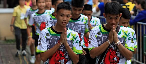 Los niños rescatados de una cueva en Tailandia - Sputnik Mundo
