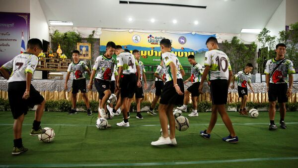 Los niños rescatados de una cueva en Tailandia juegan al fútbol - Sputnik Mundo