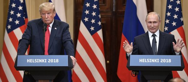 El presidente de Estados Unidos, Donald Trump, durante la reunión con su homólogo ruso, Vladímir Putin - Sputnik Mundo