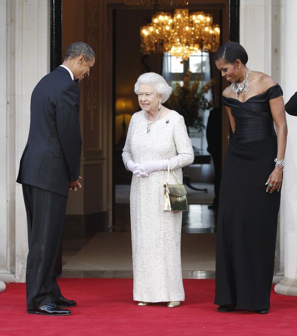 La reina Isabel II junto con Barack y Michelle Obama, en 2011 - Sputnik Mundo