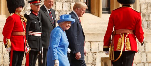 La reina Isabel II y el presidente de EEUU, Donald Trump - Sputnik Mundo