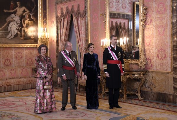 La reina Sofía, el rey emérito Juan Carlos I, la reina Letizia y el rey Felipe VI - Sputnik Mundo