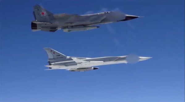 Bombardero Tu-22M3 y caza MiG-31 - Sputnik Mundo