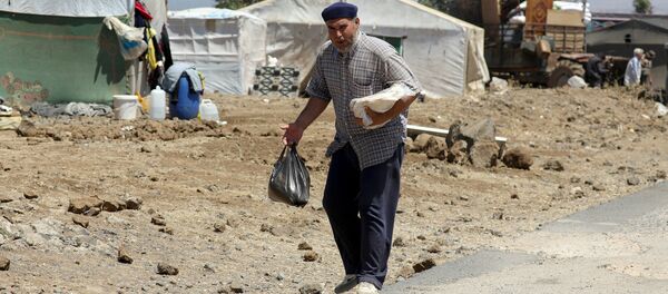 Un desplazado en un campo de refugiados en Siria - Sputnik Mundo