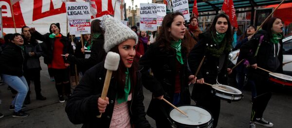 Mujeres se manifiestan frente al Congreso en Buenas Aires a favor de la legalización del aborto en Argentina Mujeres se manifiestan frente al Congreso en Buenas Aires a favor de la legalización del aborto en Argentina - Sputnik Mundo