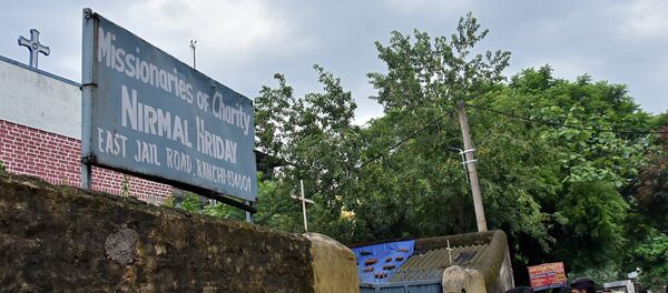 La policía frente a una casa que brinda refugio a mujeres embarazadas solteras dirigidas por la orden católica fundada por la Madre Teresa - Sputnik Mundo