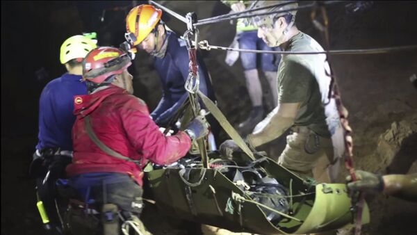 Los buzos rescatan a un niño de la cueva en Tailandia - Sputnik Mundo