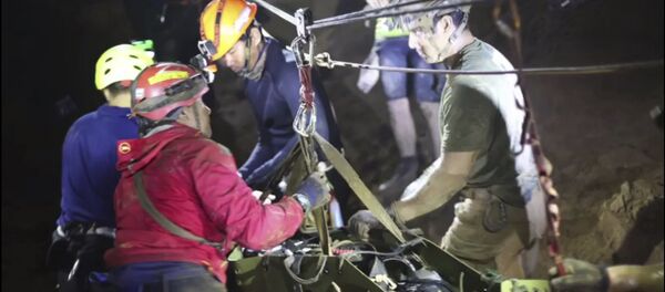 Los buzos rescatan a un niño de la cueva en Tailandia - Sputnik Mundo