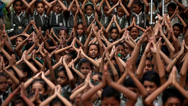 Niños rezan con por la lluvia en un templo de la ciudad de Ahmedabad, la India, 19 de julio de 2018 - Sputnik Mundo