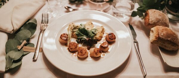 Una cena, imagen referencial - Sputnik Mundo