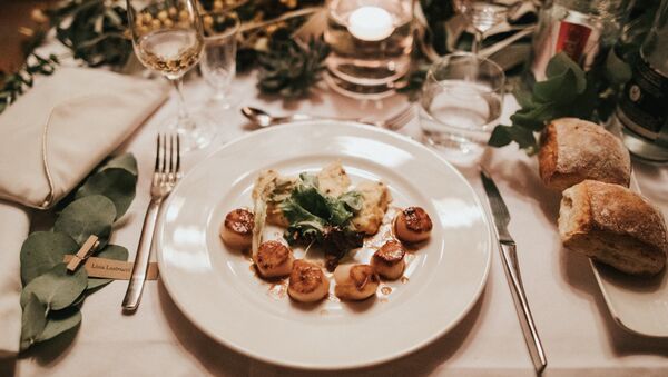 Una cena, imagen referencial - Sputnik Mundo